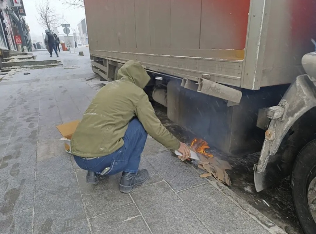 Yakıt Deposu Donan Kamyonetin Altında Ateş Yaktı