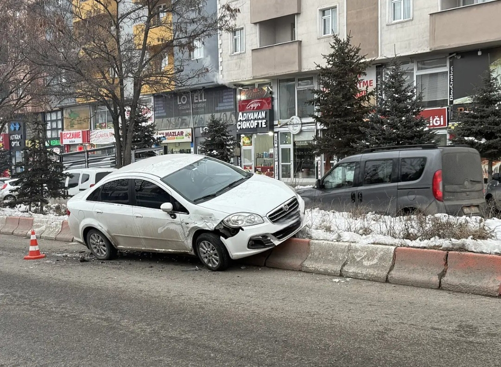 Kontrolden Çıkan Araç Refüje Çıktı 