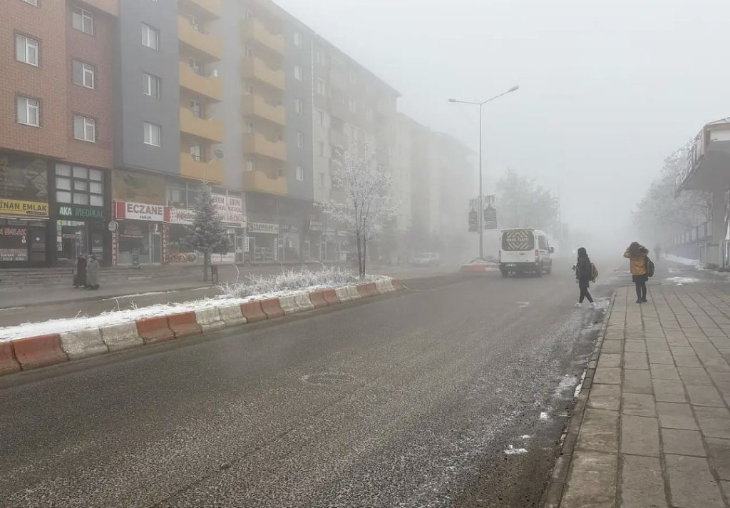 Ağrılılar Sabaha Sisli Havayla Uyandı